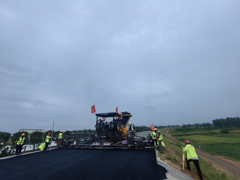1692692415806.jpg 淮內(nèi)高速豫皖省界至淮濱段瀝青路面下面層試驗(yàn)段攤鋪施工圓滿(mǎn)完成.jpg