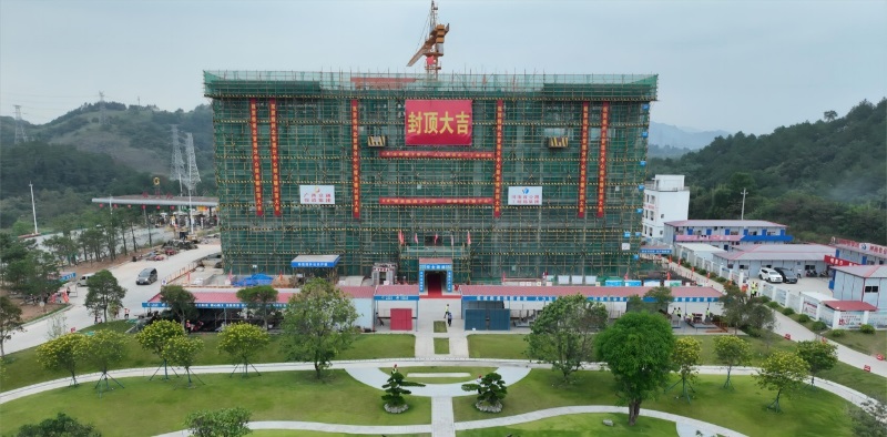 1700097903363.jpg 廣西蒼容高速1標(biāo)梧州北管理分中心綜合樓主體結(jié)構(gòu)順利封頂.jpg