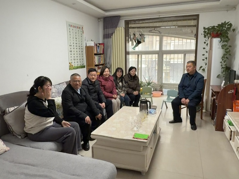 圖片三公司節(jié)前慰問困難職工.jpg